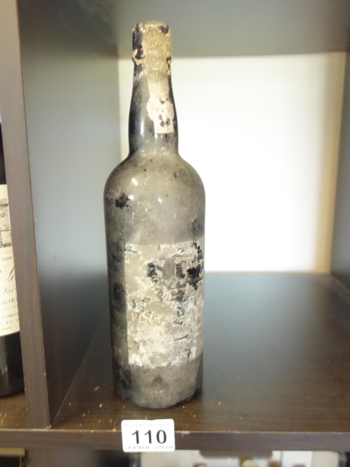 Single bottle of 1975 Vintage Port, distressed capsule, contents in good order, makers Calem,