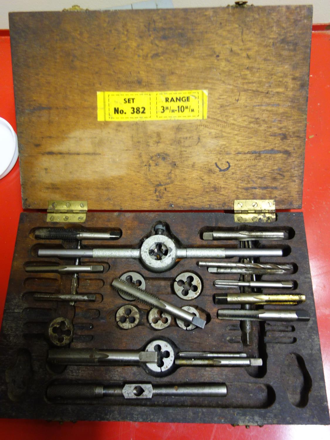 Snap-On a red enamel tool chest with various good quality tools enclosed including a tap and dye - Image 3 of 16