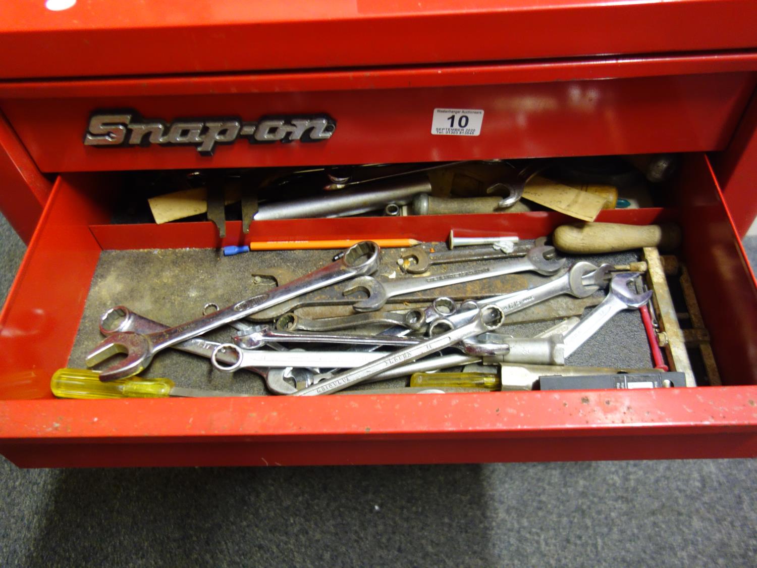 Snap-On a red enamel tool chest with various good quality tools enclosed including a tap and dye - Image 10 of 16