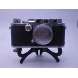 Leather cased Leica camera, model DRP Ernst Leitz Wetziar, leather case has split to base area,