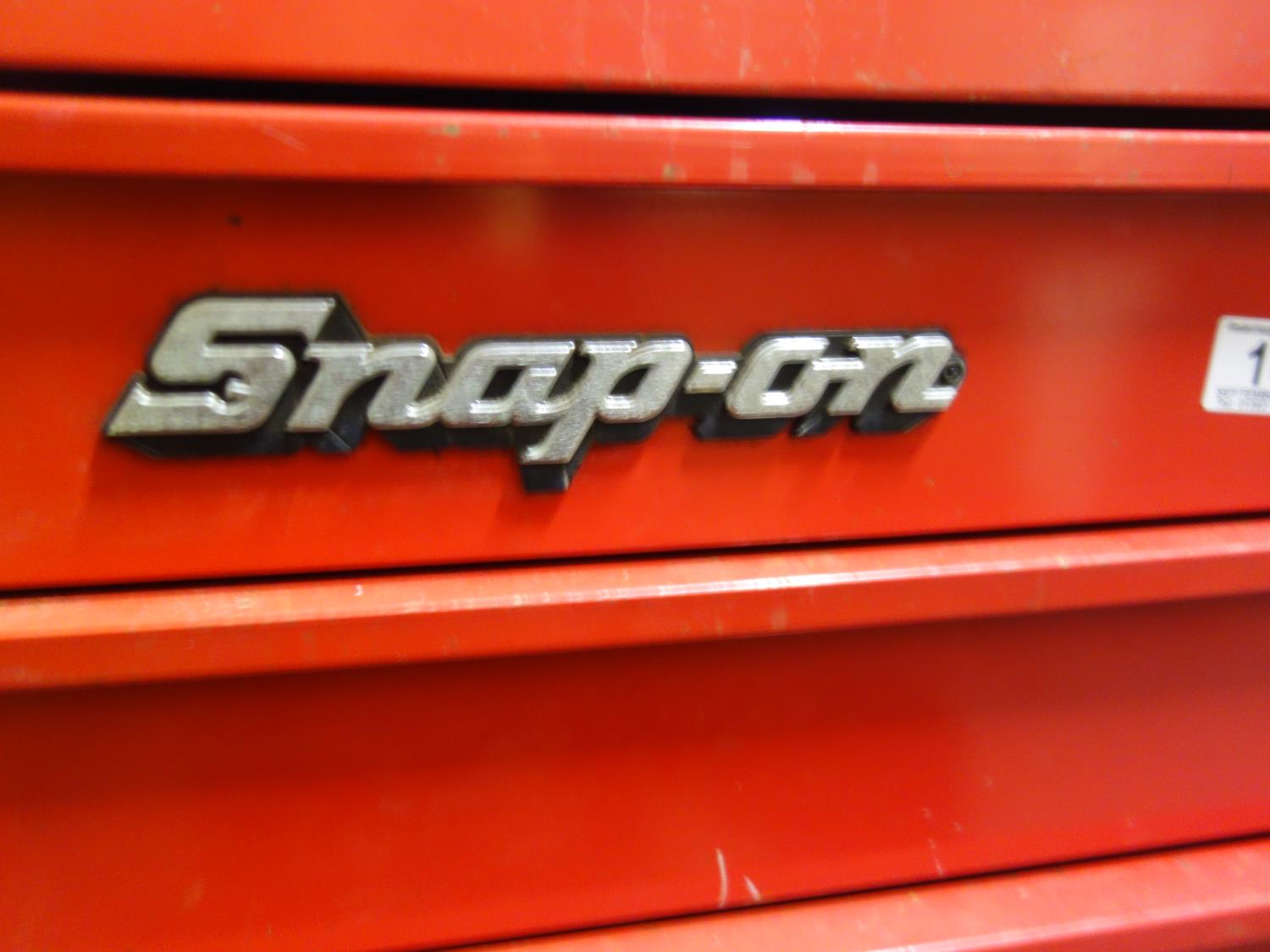 Snap-On a red enamel tool chest with various good quality tools enclosed including a tap and dye - Image 16 of 16