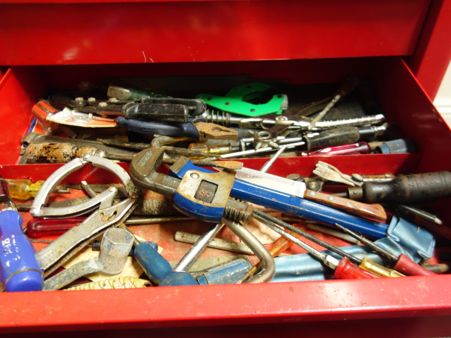 Snap-On a red enamel tool chest with various good quality tools enclosed including a tap and dye - Image 12 of 16