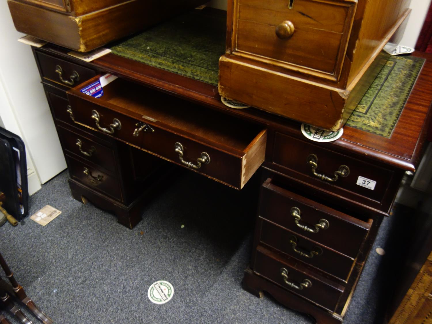 Victorian style mahogany pedestal desk antique style est 100-200 - Image 3 of 4