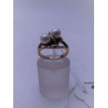 Ladies twin pearl ring on a 9ct gold shank, 3 grams est 60-100