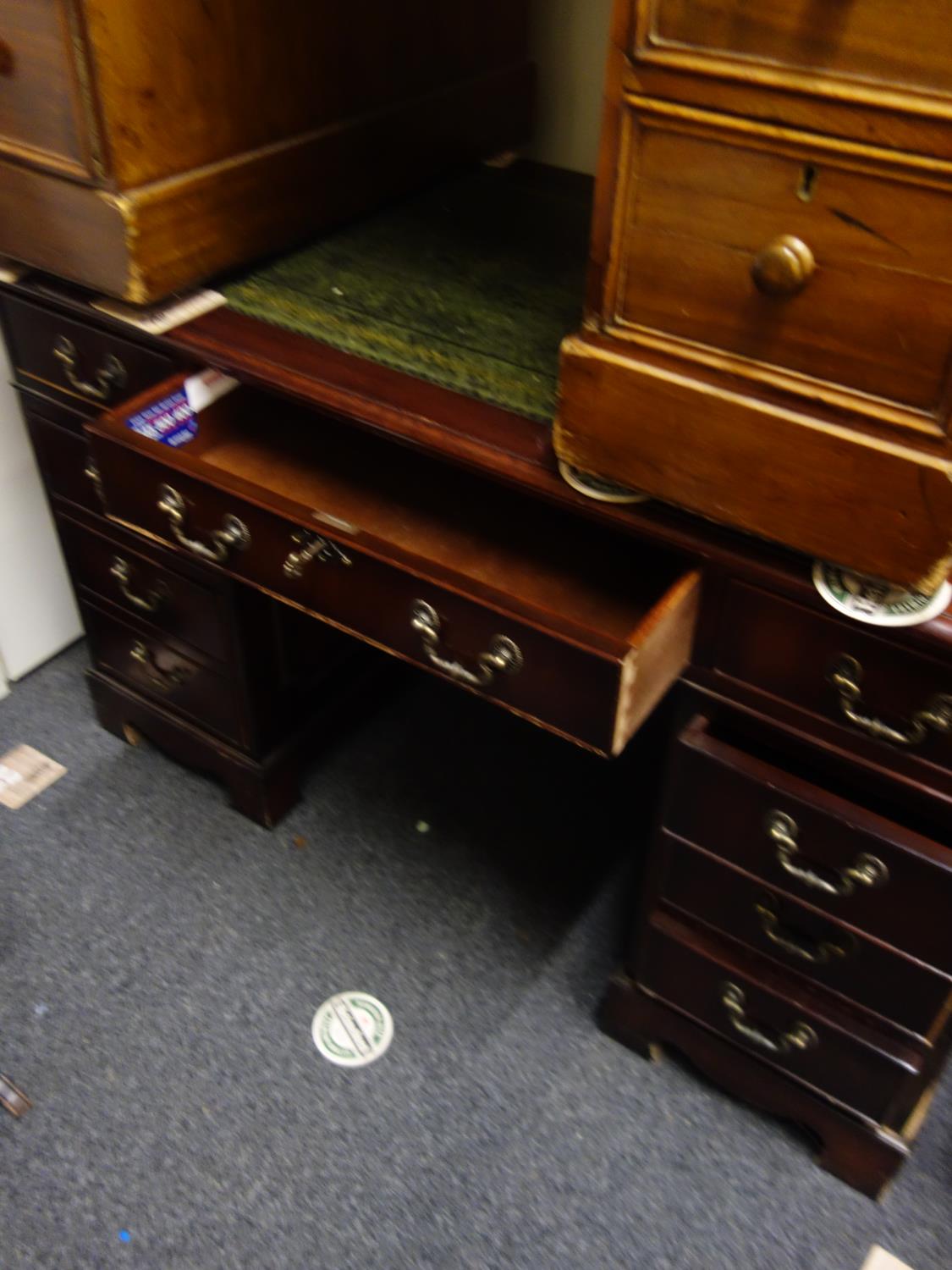 Victorian style mahogany pedestal desk antique style est 100-200 - Image 2 of 4