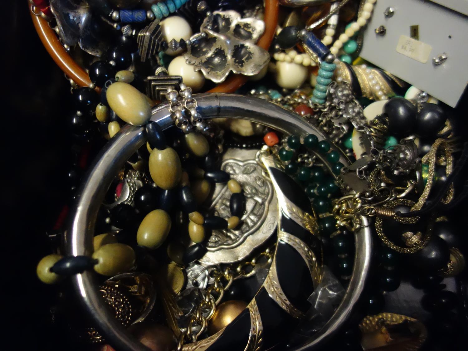 Amount of costume jewellery and various other beads, - Image 2 of 3