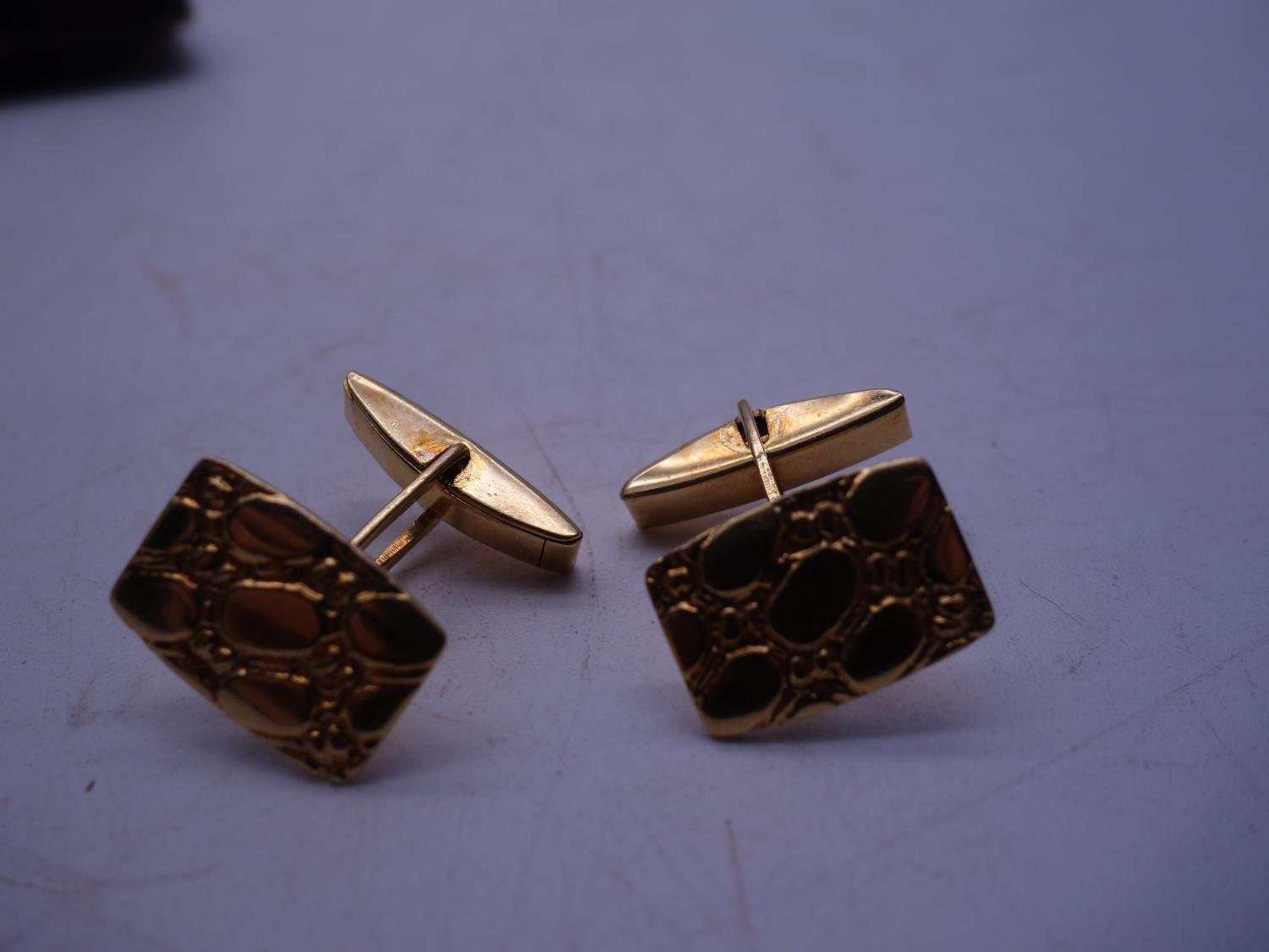 Pair of Gent's 9ct vintage cuff links with engraved decoration to the front 6.2 grams h/m 9ct, - Image 2 of 3