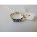 18ct gold three stone diamond ring approx size R 2.6g inc