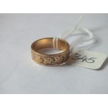 9ct wedding band with embossed leaf design approx size L 3.1g