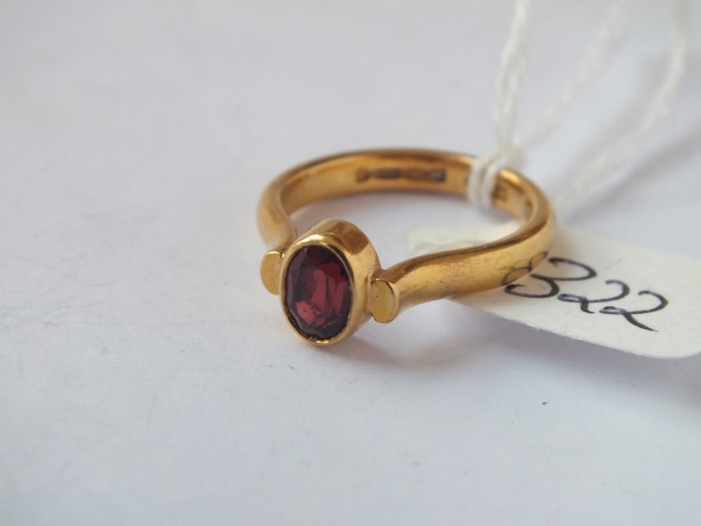 22ct gold garnet mounted ring approx size K 5.5g inc