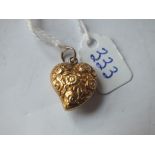 An attractive gold vinaigrette / locket in good condition in the form of a heart