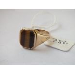 9ct cats eye signet ring approx size V 4.5g inc