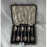 Boxed set of six tea spoons with pointed terminals, B’ham 1932 by S ltd. 90g.