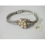 Silver bracelet with pearl flower motif