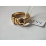 Good 18ct gold chased buckle ring 7gms size W