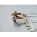 Stylish 14ct gold mounted pearl ring approx size L