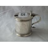 Cylindrical mustard pot with shell thumb piece – 1919 with BGL 98gms net