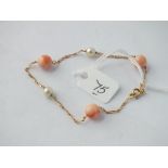9ct coral & pearl bead bracelet 3.9g inc