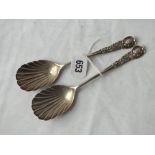 Pair of decorative serving spoons, shell bowls – London 1900 by GJDF 90gms