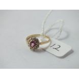 Oval pink stone cluster ring in 9ct (stone missing) – size I