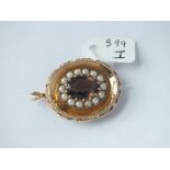 Attractive 9ct pearl and smoky quartz pendant/brooch – 9.5gms