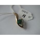 14ct green stone and diamond pendant – 4.3gms