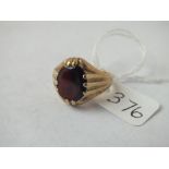 9ct garnet signet ring – size M – 6.1gms