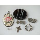 Bag of silver and other brooches and pendants
