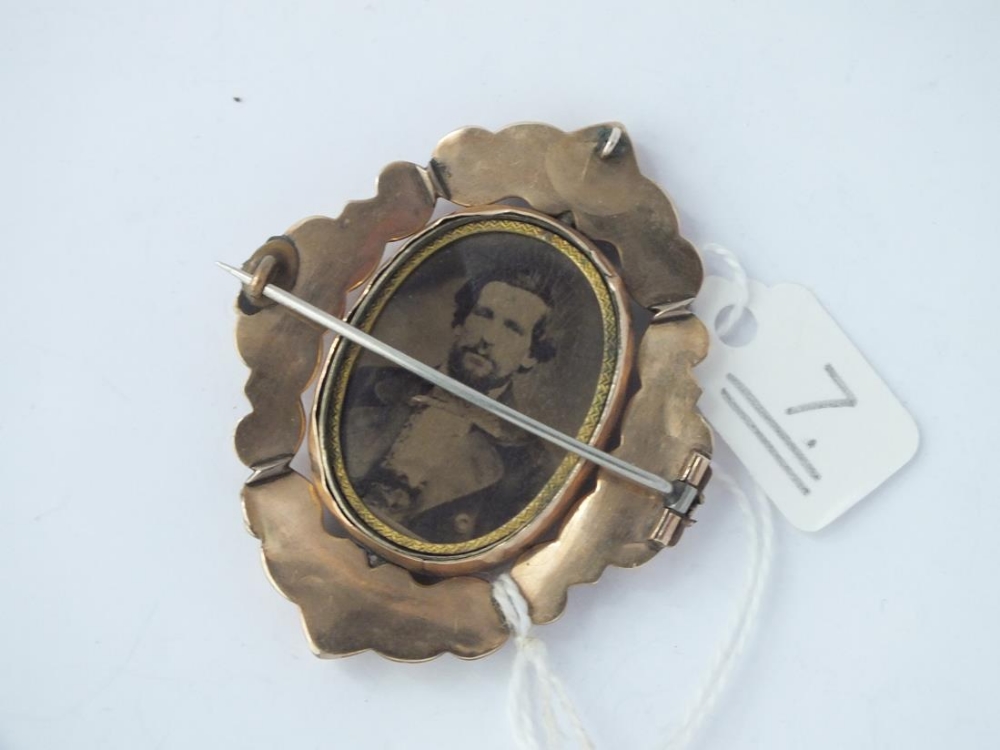 Victorian gold mounted memorial brooch with phot portrait at back - Image 2 of 2