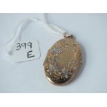 9ct oval floral engraved locket – 4.9gms