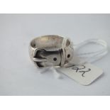 Silver wide buckle ring approx. size R 6.4g