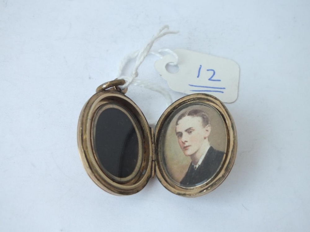 Victorian 9ct back and front hinged locket with photo interior - Image 3 of 3