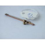 3 stone pearl bar brooch set in 9ct, 1.4g