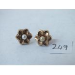 Pair of 9ct flower head ear studs each with pearl