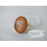 Oval hard stone mounted cameo ring in 18ct, size M, 5g