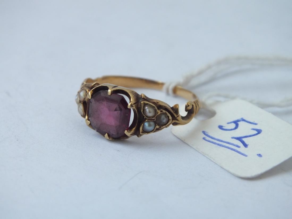 Antique garnet and pearl ring set in gold scroll mount, size N - Image 2 of 2