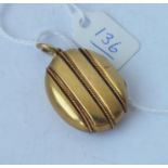 Victorian oval 15ct locket with wire decoration, 9.1g