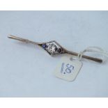 3 stone bar brooch set in gold, 6.3g