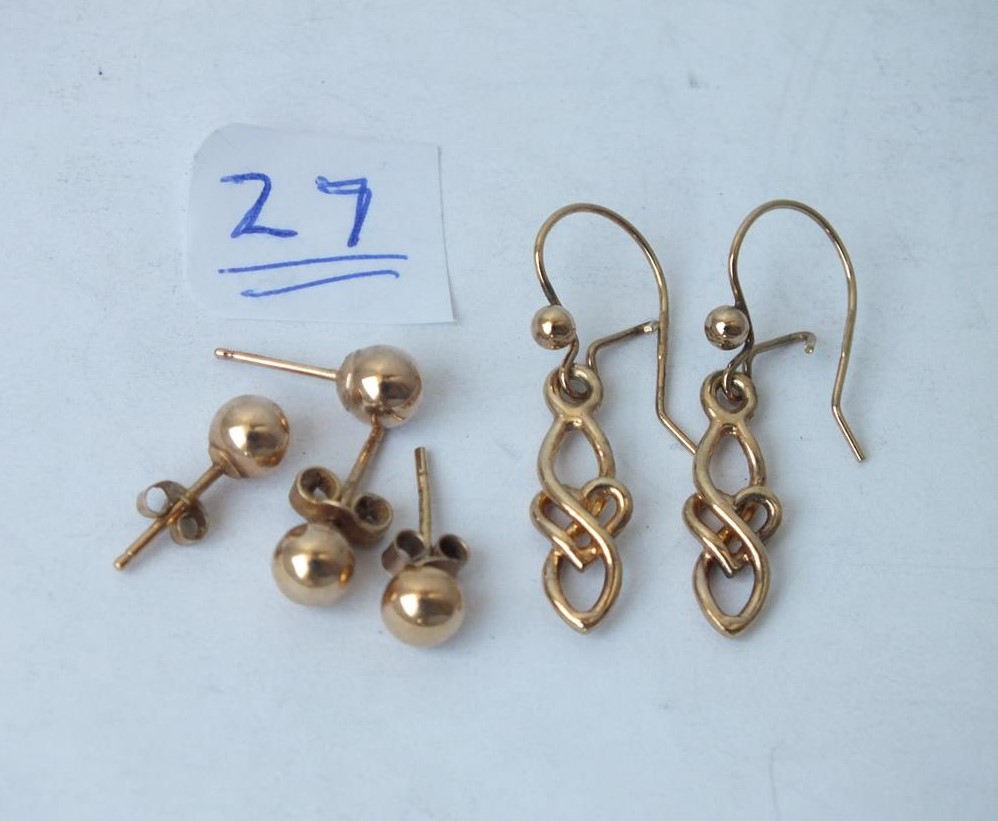 3 pairs of 9ct gold earrings, 2.1g