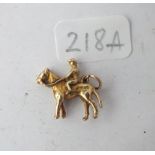 9ct cast gold jockey on horse charm, 2.8g