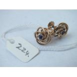 Pair of 9ct knot earrings each with a sapphire, 4.3g