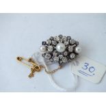 VICTORIAN DIAMOND AND PEARL OVAL BROOCH SET IN GOLD AND SILVER, 9.2g