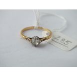 Single stone diamond ring with diamond shoulders in 18ct, Size O, 2.1g