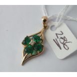 Four leaf clover pendant with green and white stones, 2.5g