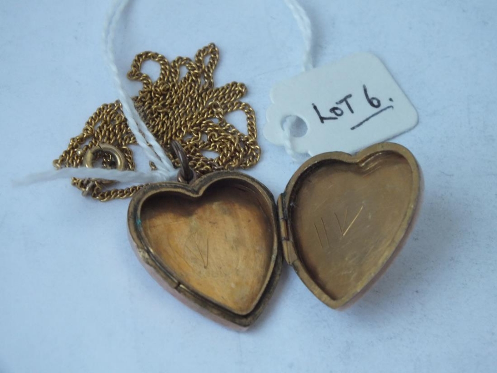A 9ct back and front heart shaped hinged locket on a gilt neck chain - Image 3 of 3