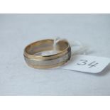 A three colour 9ct wedding band, 3.7g, size T
