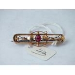 A 9ct brooch inset with garnet, 2.3g