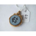 An antique gold mounted swivel seal with crest and moto one side initials to the other, 9.5g