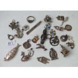 Quantity of silver charms, 52g