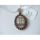 A carved cameo shell pendant in 9ct mount, 3.3g